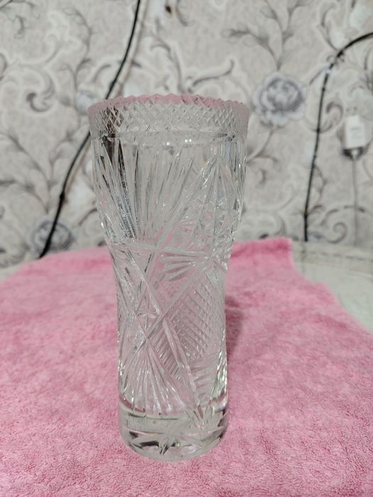 Хрустальная вазочка под цветы.