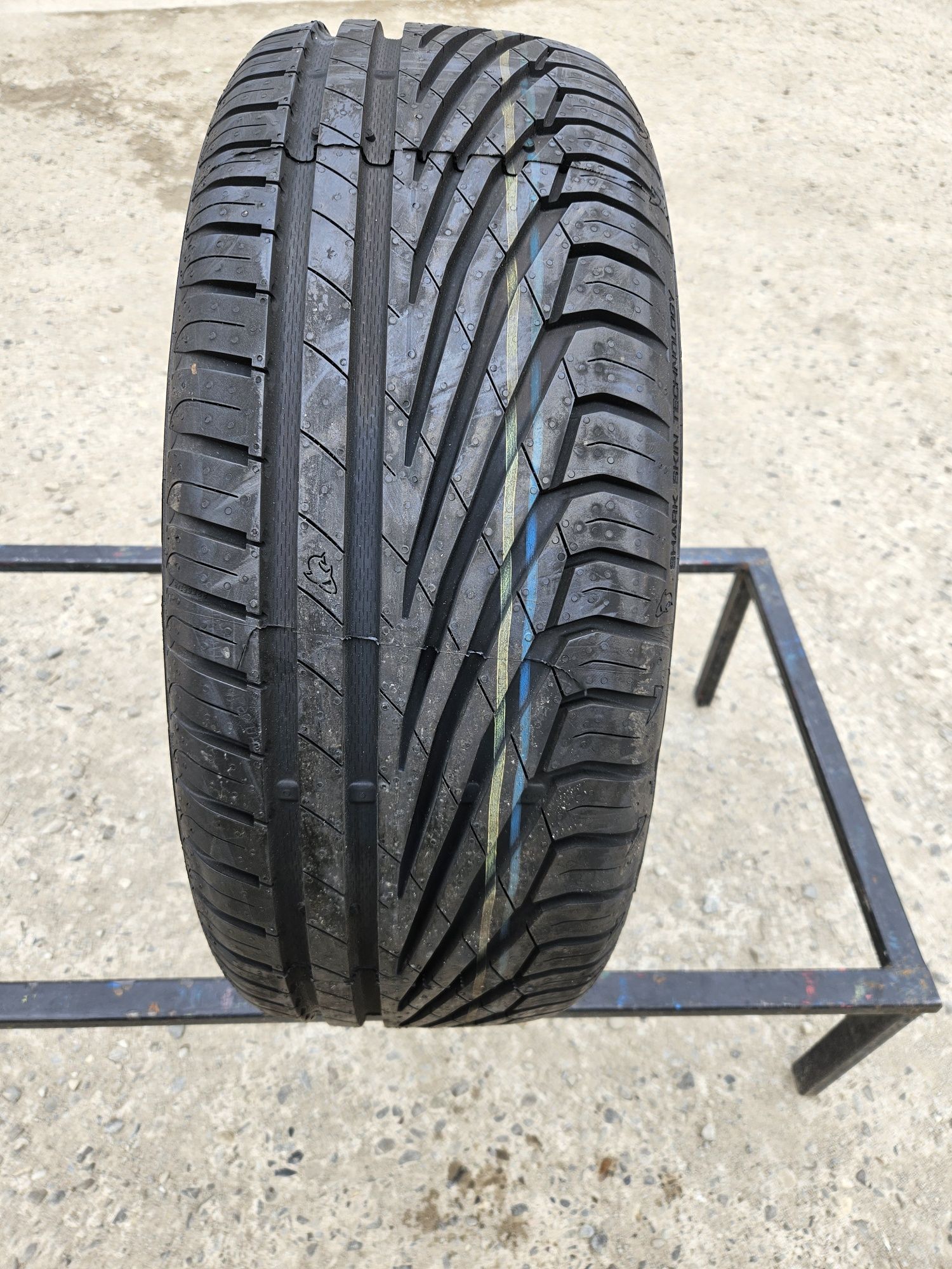 Vând 1 anvelopa Nouă 215/50/17 215/50r17 UNIROYAL