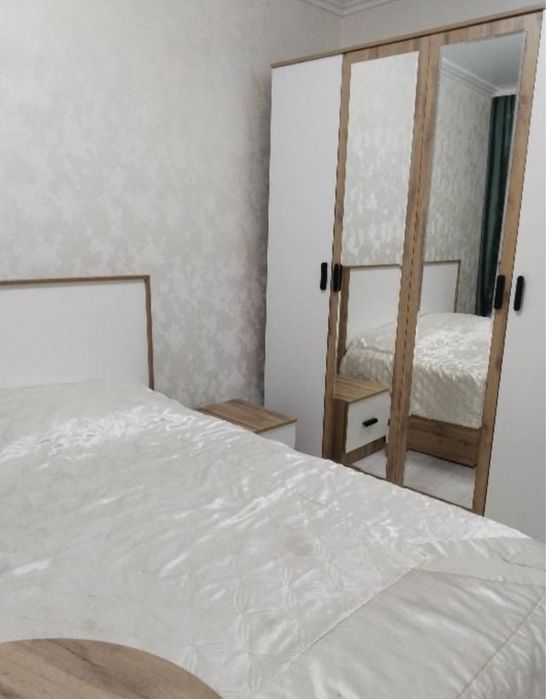 Продам спальный гарнитур шкаф кровать тумба