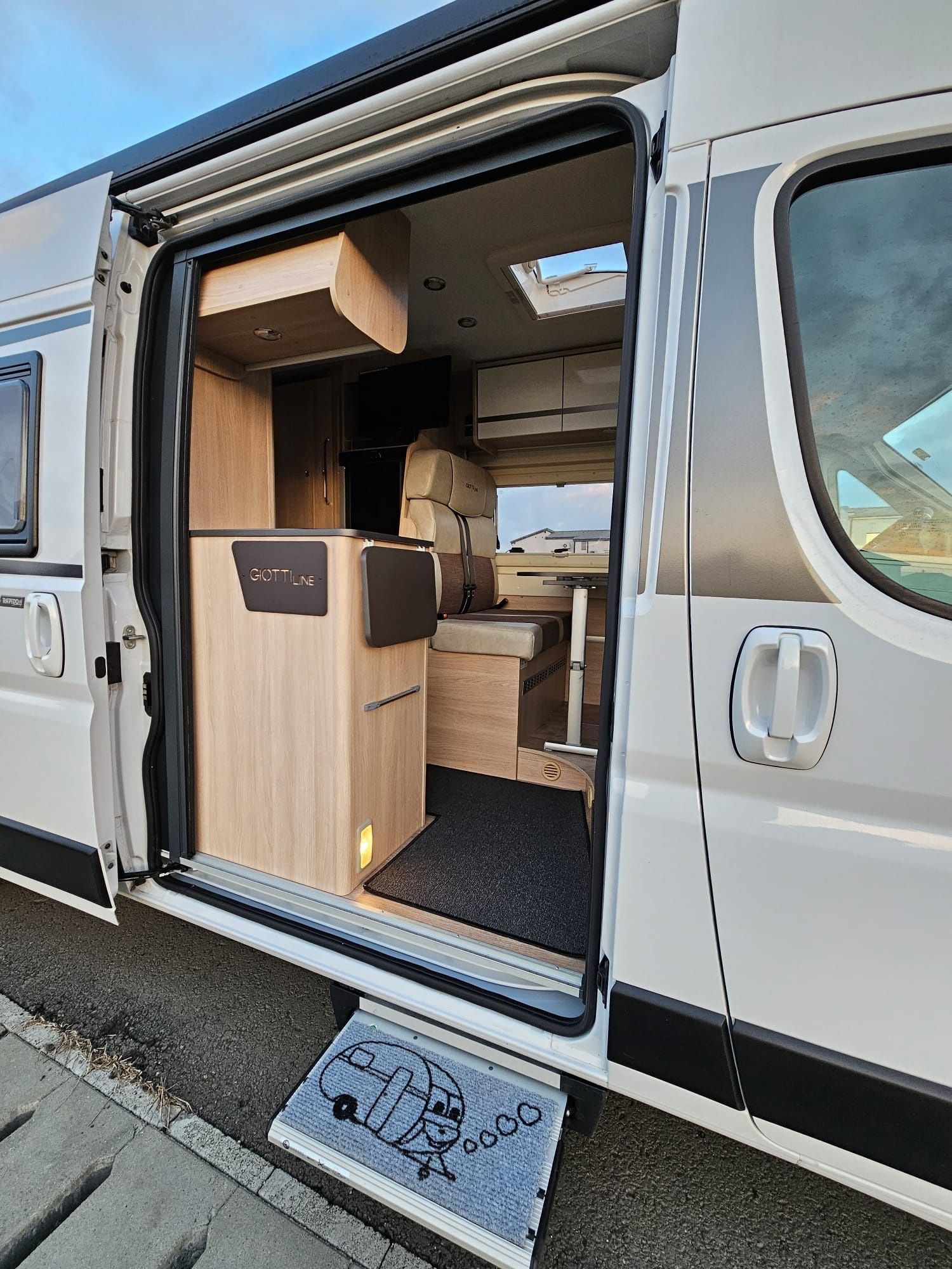 Inchiriez autorulota si campervan